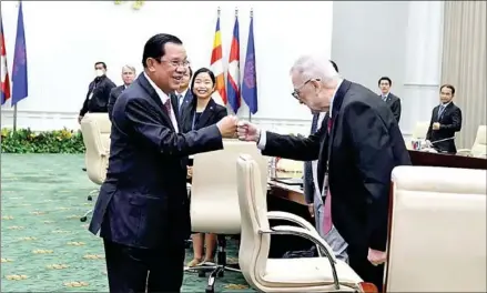  ?? SPM ?? Prime Minister Hun Sen (left) bumps fists with US-ASEAN Business Council (US-ABC) senior vice-president and regional managing director Michael Michalak at Thursday’s meeting.