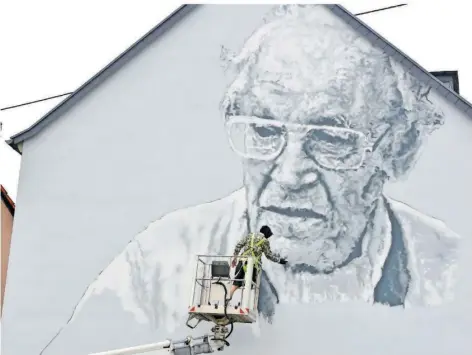  ?? FOTO: BECKERBRED­EL ?? Street-Art-Künstler Hendrik Beikirch gestaltete in Schiffweil­er eine 15 Meter hohe Hauswand. Das Porträt zeigt den Maler Walter Bernstein.