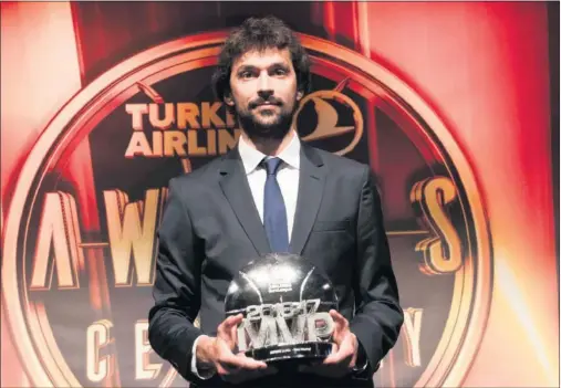  ??  ?? SOBRESALIE­NTE ESTE CURSO. Sergio Llull posa con el trofeo de MVP de la temporada 2016-17.