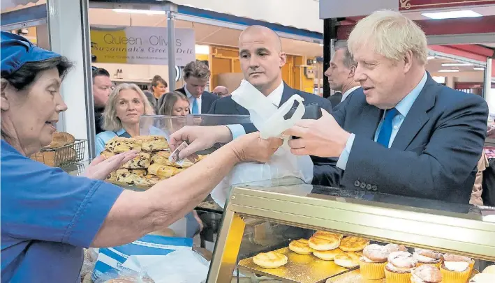  ?? AFP ?? Cambio. El primer ministro británico, Boris Johnson, visitó ayer un mercado en Doncaster, norte de Inglaterra, mientras espera lograr un acuerdo que evite un Brexit caótico.