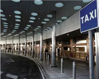  ?? Sergio Perez/Reuters ?? » SEM CORRIDA Ponto de táxi vazio no aeroporto de Madri durante greve de motoristas em protesto contra o que consideram competição desleal de empresas como Uber e Cabify