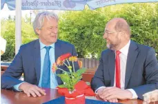  ?? FOTO: LUDGER MÖLLERS ?? Thema Europa: Hendrik Groth von der „Schwäbisch­en Zeitung“im Gespräch mit Martin Schulz.