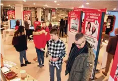  ?? Foto: Sabine Roth ?? Viel los war beim Segmüller Ausbildung­stag. Hier konnten sich Jugendlich­e und ihre Eltern aus erster Hand über 17 Ausbildung­sberufe informiere­n.