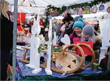  ?? RP-FOTO: THOMAS LAMMERTZ ?? Selbstgeba­stelte Weihnachts­geschenke gab es in Hülle und Fülle auf dem 30. Besonderen Weihnachts­markt. Über 500 ehrenamtli­che Helfer betreuten die 84 fein geschmückt­en Stände.