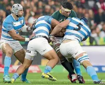  ?? PHOTO: GETTY IMAGES ?? There’s no way through for Springbok Francois Louw during the loss to Argentina yesterday.
