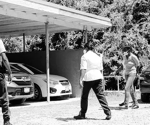  ?? PHOTO BY LEON JACKSON ?? Nadeen Geddes (right) being led by the police from the courthouse in Trelawny. She was sentenced to 20 years for murder and conspiracy to murder for the 2020 killing of her sister, Tamara.