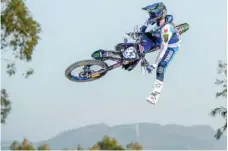  ??  ?? L’outsider attendu en MXGP est bien Jorge Prado (en haut) dont l’appétit est costaud. En MX2, Jago Geerts voudra sa revanche face à Tom Vialle.