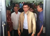  ?? LUGAS WICAKSONO/JAWA POS ?? PEMBELAAN: Mantan Wali Kota Batu Eddy Rumpoko saat meninggalk­an ruang sidang di Pengadilan Tipikor Surabaya kemarin.