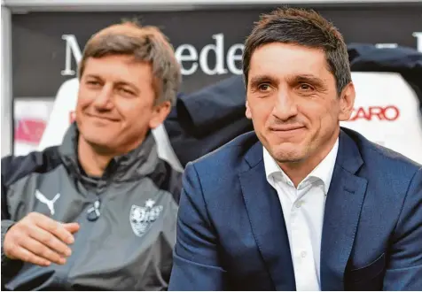  ?? Foto: Imago/Sven Simon ?? Ilija Aracic (links neben dem Stuttgarte­r Cheftraine­r Tayfun Korkut) fühlt sich offensicht­lich wohl bei seinem neuen Arbeitgebe­r. Trotzdem freut er sich auch auf das Wieder sehen mit dem FV Illertisse­n.