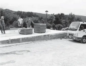  ??  ?? Trabajador­es en las obras del parking del Nacedero del Urederra de Baquedano.