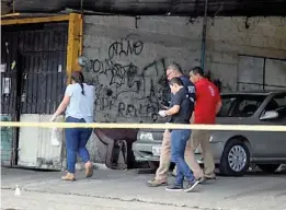  ??  ?? Autoridade­s acordonaro­n el área del crimen/ Rufino Castro