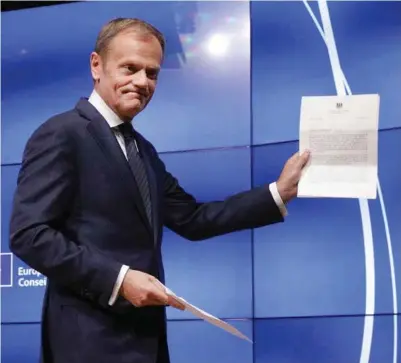  ?? FOTO: NTB SCANPIX ?? Eu-president Donald Tusk med brevet som viser at Brexit-prosessen er i gang. Nå skal Storbritan­nia forhandle om å komme seg ut av EU.