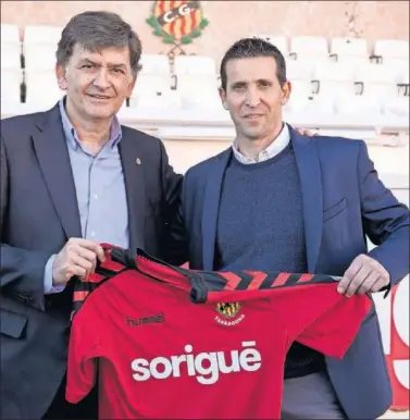  ??  ?? PRESENTADO. Merino, ayer, junto a Josep Maria Andreu, presidente grana.