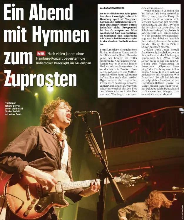  ??  ?? Frontmann Johnny Borrell erntet viel Beifall für den Auftritt mit seiner Band.