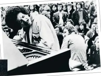  ?? MICHAEL OCHS ARCHIVES / GETTY ?? Orígenes. Arriba, a la derecha, un joven pero ya arrebatado Jarrett en pleno concierto en Los Ángeles en 1973