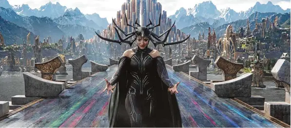  ?? Foto: Marvel Studios ?? Eine mächtige Gegenspiel­erin von Donnergott Thor ist seine Schwester Hela (ja, wirklich, das ist Cate Blanchett!).