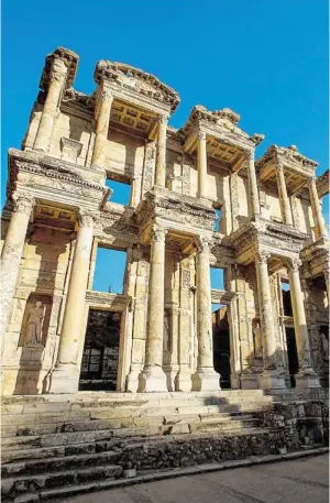  ?? BILD: SN/ÖAI/NIKI GAIL ?? Die Celsus-Bibliothek in Ephesos stammt aus dem 1. Jahrhunder­t nach Christus. Die Buchrollen waren in schrankart­igen Nischen verwahrt, die über Galerien in den Obergescho­ßen zu erreichen waren.
