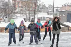  ?? SZ-FOTO: KÖRNER ?? Viel Spaß hatten die Kinder beim Schlittsch­uhlaufen auf dem Groggensee.
