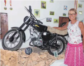  ?? FOTOS: SUSANNE GRIMM ?? Im ehemaligen Kuhstall befinden sich alte Motorräder. Mit dieser Enduro ist Beate Buck früher Rennen gefahren.