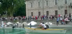  ??  ?? Il lungolago Uno scorcio del lago di Garda a Peschiera