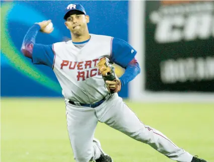  ??  ?? Álex Cora militó con la novena de Puerto Rico en los primeros dos Clásicos Mundiales de Béisbol. En el 2006, fue el intermedis­ta titular.