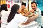  ?? ADI WIJAYA/JAWA POS ?? GRATIS: Moh. Qosim (kanan) dan Abdul Hamid mengikuti cek darah di halaman kantor bupati sebagai rangkaian kegiatan puncak HUT Gresik.