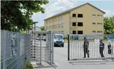  ?? Foto: dpa ?? Das Bayerische Transitzen­trum Manching Ingolstadt (BayTMI) sorgt regelmäßig für Aufsehen. Künftig soll es eines der umstritten­en Ankerzentr­en werden.