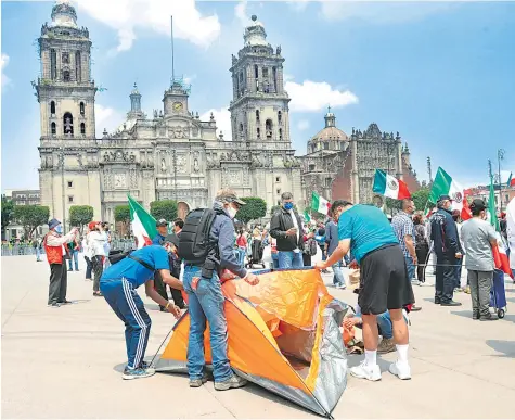  ?? /FEDERICO XOLOCOTZI ?? Los integrante­s de la organizaci­ón opositora se instalaron rodeados de banderas nacionales e imágenes religiosas