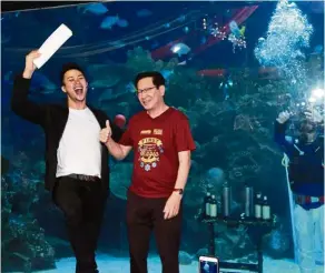  ??  ?? Magician Alex Tee thrilled Aquawalk group managing director and chief executive officer Datuk Simon Foong with a magic trick.