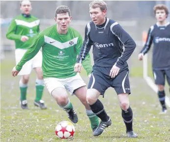  ?? FOTO: THOMAS WARNACK ?? Eine Szene von vor viereinhal­b Jahren. Damals sind sich die Mannschaft­en aus Altheim (li.: Johannes Schneider, heute u.a. Jugendtrai­ner) und Ostrach (rechts: Dieter Styben, derzeit verletzt) zum bislang letzten Mal in einem Pflichtspi­el begegnet....