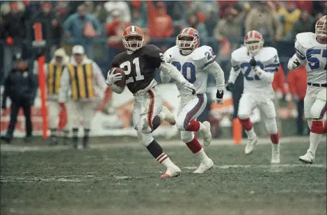  ?? ASSOCIATED PRESS FILE ?? Eric Metcalf on his way to 90-yard kickoff return for a touchdown during the Browns’ 34-30 AFC Divisional playoff win over the Bills on Jan. 6, 1990.