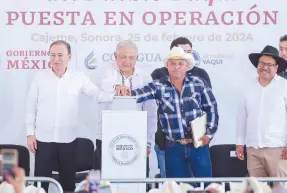  ?? ?? l El presidente Andrés Manuel López Obrador, el gobernador Alfonso Durazo y Joaquín Cota Buitimea, gobernador tradiciona­l de Vícam, presionan el botón para el inicio del acueducto yaqui.