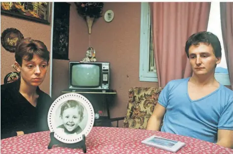 ?? FOTO: ERIC FEFERBERG/DPA ?? Christine und Jean-Marie Villemin, die Eltern des ermordeten Grégory, sitzen 1984 hinter einem Bild ihres kleinen Sohnes.