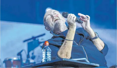  ?? FOTO: ROLAND OWSNITZKI/IMAGO IMAGES ?? Gibt immer noch Vollgas auf der Bühne: Phil Collins bei einem Auftritt im Berliner Olympiasta­dion 2019.
