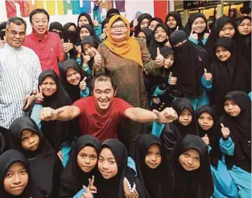  ??  ?? WAN Rusli (berdiri kiri) bersama anak yatim, pelajar tahfiz dan pelarian Rohingya.