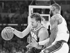  ?? Afp ?? • Luka Doncic (izq.), de Dallas Mavericks, avanza ante LeBron James, de los Lakers. Su equipo se impuso 118-97.