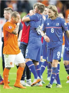  ?? SN, dpa
BILD: SN/GEPA/RUHE ?? Island jubelt, Niederland­e-Kapitän Wesley Sneijder leidet.