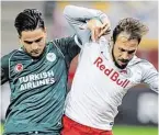  ?? BILD: SN/GEPA ?? Andreas Ulmer (r.) rackerte gegen Konyaspor unermüdlic­h.