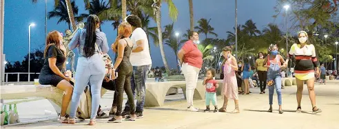  ?? ARCHIVO ?? Durante los fines de semana, las familias dominicana­s visitan el malecón como área de recreación .