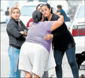  ??  ?? Los familiares cercanos recibían condolenci­as, pero prefiriero­n no dar declaracio­nes.