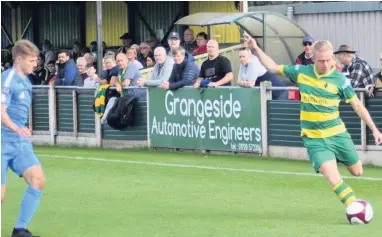  ?? NEIL PHILIP THORNTON ?? Returning fans see James Short looking to put a ball in