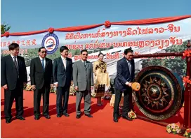  ??  ?? La ligne ferroviair­e sino-laotienne a été mise en chantier le 25 décembre 2016 au Laos, en présence du premier ministre laotien Thongloun Sisoulith.