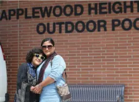 ?? STEVE RUSSELL/TORONTO STAR ?? Shazia Dawood, with her daughter, was shocked when they were removed from a public pool.
