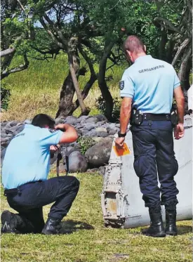  ??  ?? Antes de ser enviada para França, peça foi analisada na praia