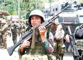  ?? AP FOTO ?? HEADED TO THE FRONTLINE. Government troops prepare to head to the frontline as fighting with Muslim militants in Marawi enters its second week.