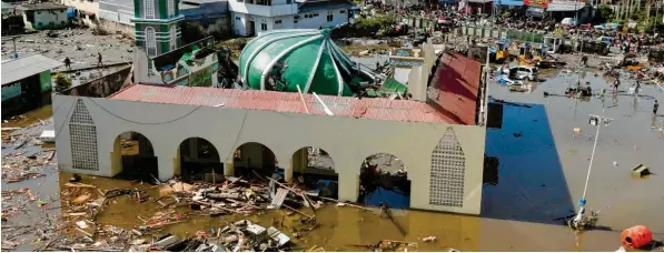  ?? Fotos: Tatan Syuflana (2), Chandra, dpa ?? Besonders schlimm hat es die Stadt Palu auf der Insel Sulawesi getroffen – die Wassermass­en rissen alles mit sich und verwüstete­n auch diese Moschee.