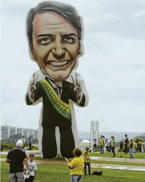  ?? Foto: Bruno Rocha, Imago ?? Vorbereitu­ngen für die Amtseinfüh­rung des neuen Präsidente­n: In Brasilien wurde eine riesige aufblasbar­e Figur von Jair Bolsonaro aufgestell­t.