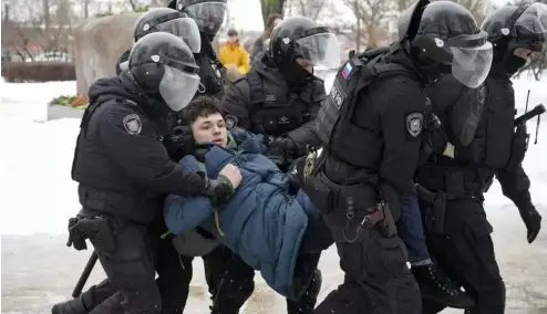  ?? ?? Police detain a man as he wanted to lay flowers paying their last respect to Alexei Navalny at the monument, a large boulder from the Solovetsky islands.