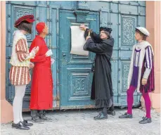  ?? FOTO: SEBASTIAN PFEIFFER ?? Die Thesen-Szene darf im Luther-Stück nicht fehlen.