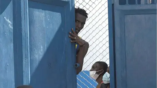  ?? [Jean Luckenson/AFP/APA] ?? In Port-au-Prince suchen Bewohner Schutz vor bewaffnete­n Banden, die am Sonntag Tausende Gefängnisi­nsassen befreiten.